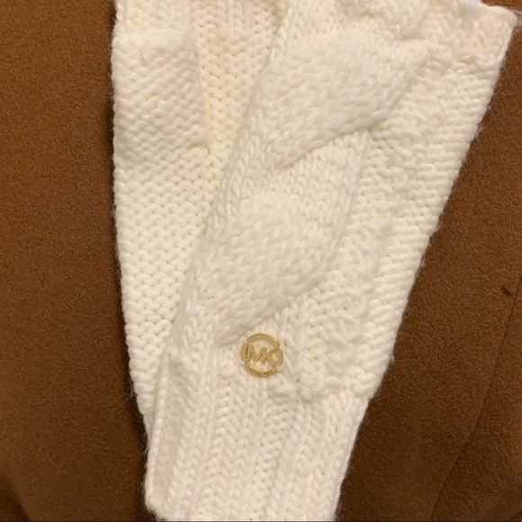 Scarf and Gloves - Picture 3 of 5